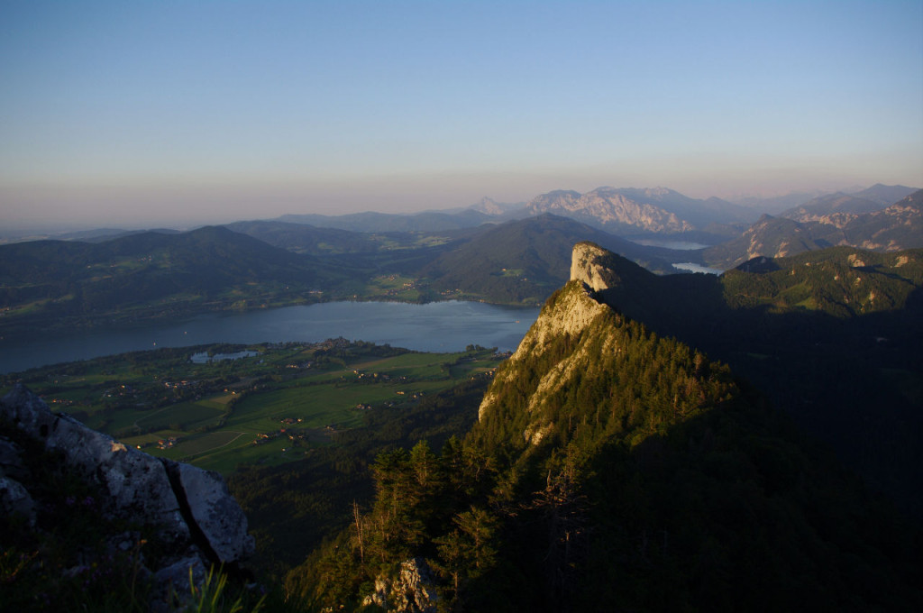 Vom 1328 Meter hohen Schober hat man einen schönen Blick über das Salzburger Seenland. Hier geht der Blick zum Mondsee.