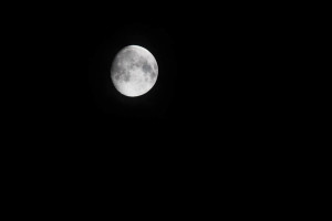 Mond mit 600 mm Brennweite am Vollformat unbeschnitten